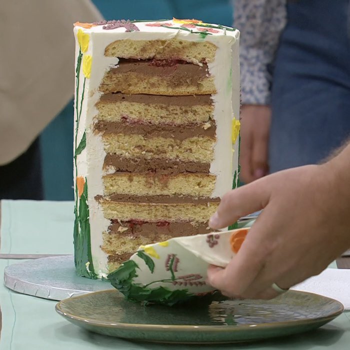 Lucie připravila do osobní výzvy bublaninu, do které přidala crème fraîche, v technické výzvě obsadila 5. pozici. V kreativní výzvě pro porotce připravila dort který má ráda její sestra, a ozdobila jej květinovým motivem.