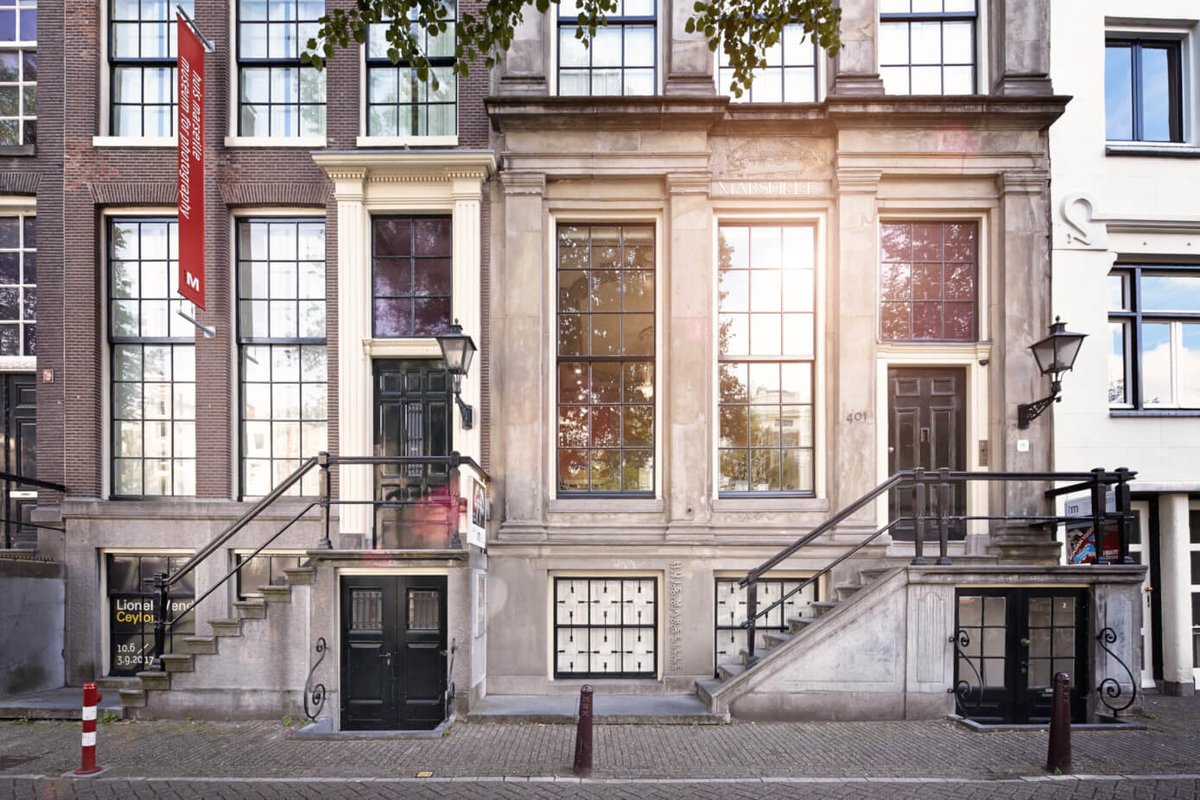 Charlotte Dumas met Ao en Luc Delahaye met Le Village in Huis Marseille, fotografiemuseum Keizersgracht 401.