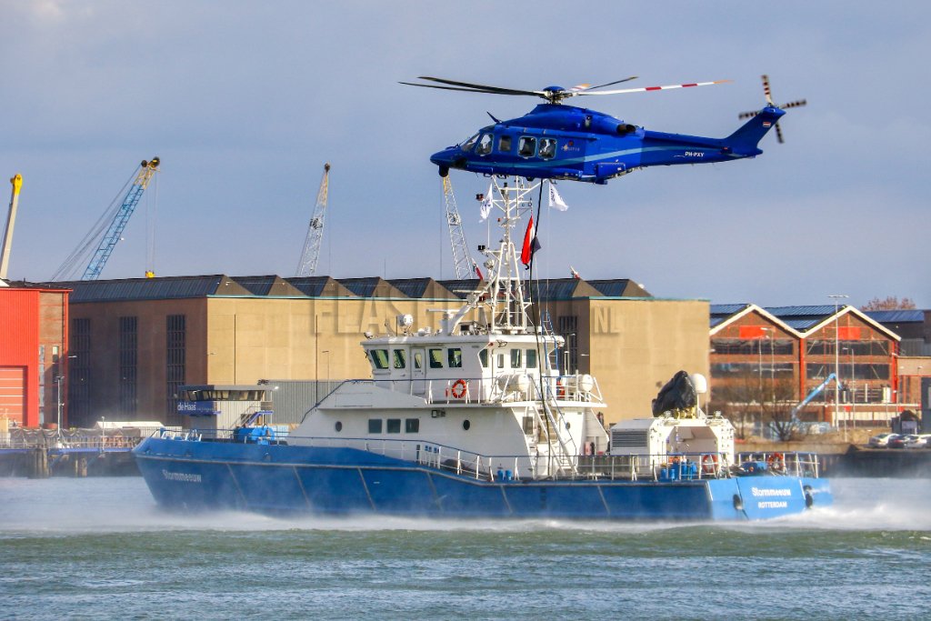 Vlaardingen / Schiedam - Schip “geënterd” door politiehelikopter : → flashphoto.nl/nieuws/11912/s…