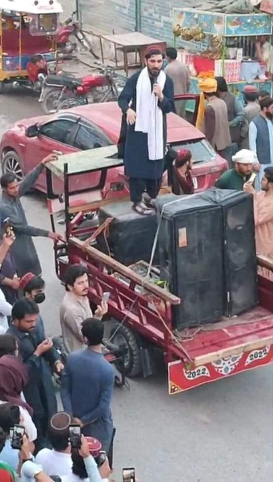 Fareedullahka15's tweet photo. هغه پیاوړي رقیبان دې راخبر کره
بې ټوپکه ستا کوسې ته یم راغلې!

#ReleaseAliWazir 
#ReleaseHanifPashteen https://t.co/ZwTMyoRyRf