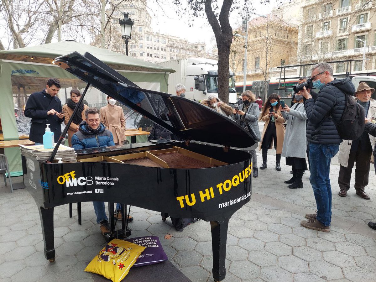Bcn_Eixample's tweet photo. 📢 Fins a les 19 h! 🎶🎹 Veniu a tocar el piano i a escoltar-lo al passatge Maria Canals (davant el restaurant El Nacional).

Un piano de cua a disposició de qui el vulgui tocar amb motiu del @mariacanals_bcn.

👉https://t.co/LPq1QZuchl

#OFFConcurs #TuHiToques
#CulturaEixample https://t.co/id3qFZ4w4J