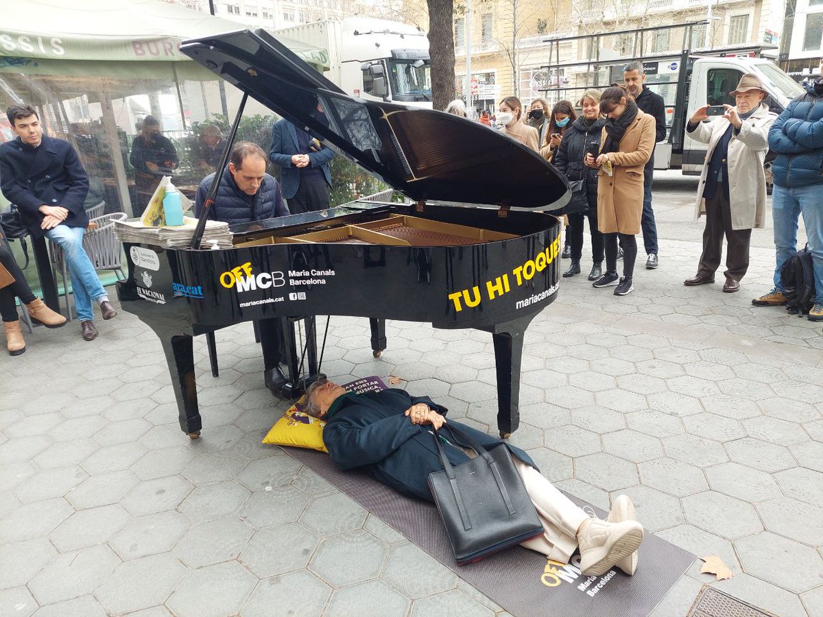 Bcn_Eixample's tweet photo. 📢 Fins a les 19 h! 🎶🎹 Veniu a tocar el piano i a escoltar-lo al passatge Maria Canals (davant el restaurant El Nacional).

Un piano de cua a disposició de qui el vulgui tocar amb motiu del @mariacanals_bcn.

👉https://t.co/LPq1QZuchl

#OFFConcurs #TuHiToques
#CulturaEixample https://t.co/id3qFZ4w4J
