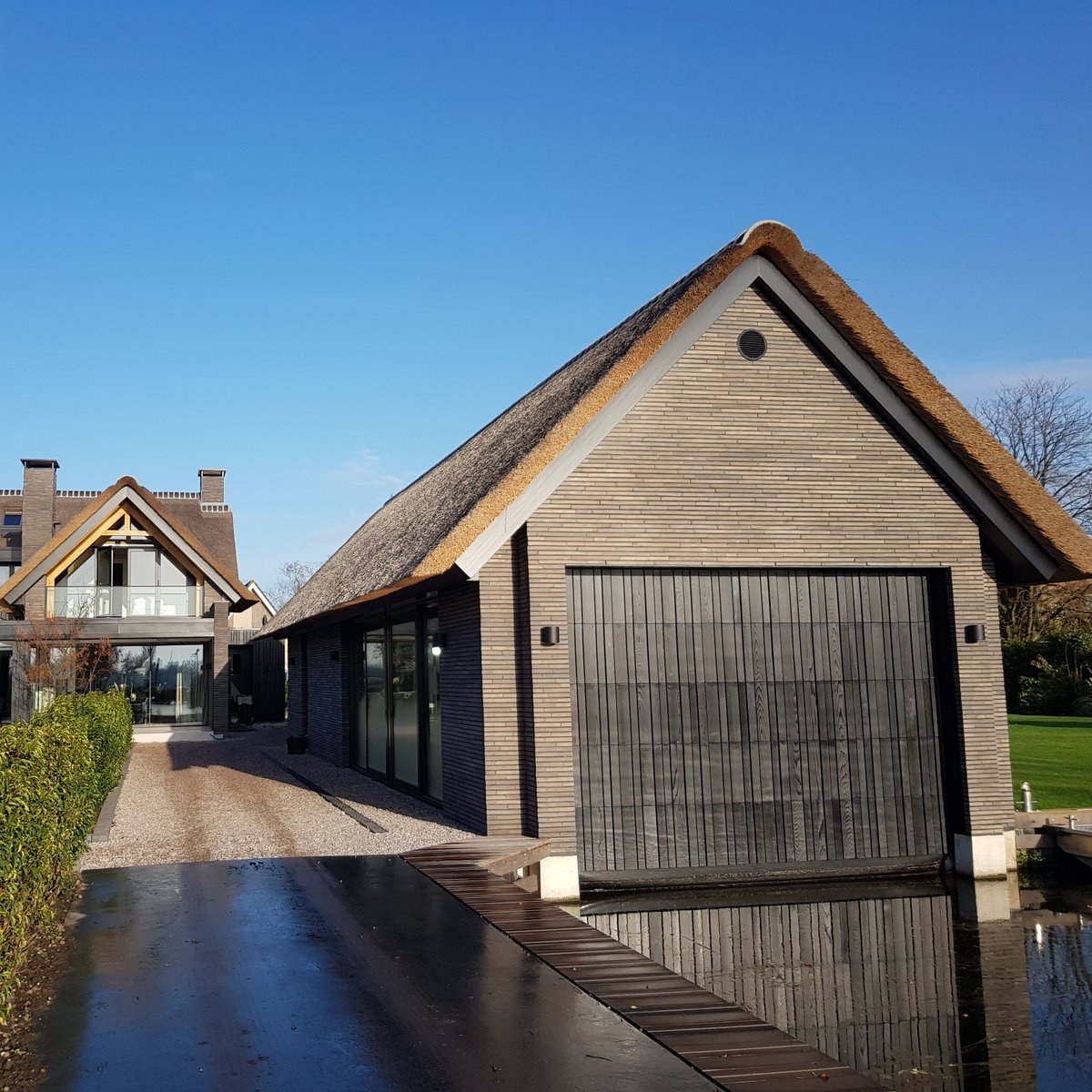 Riet siert elk gebouw; van een woning tot een boothuis. Mooier kan een boot er niet bijliggen. derietdekker.nl #boothuis #derietdekker #rietendak #riet