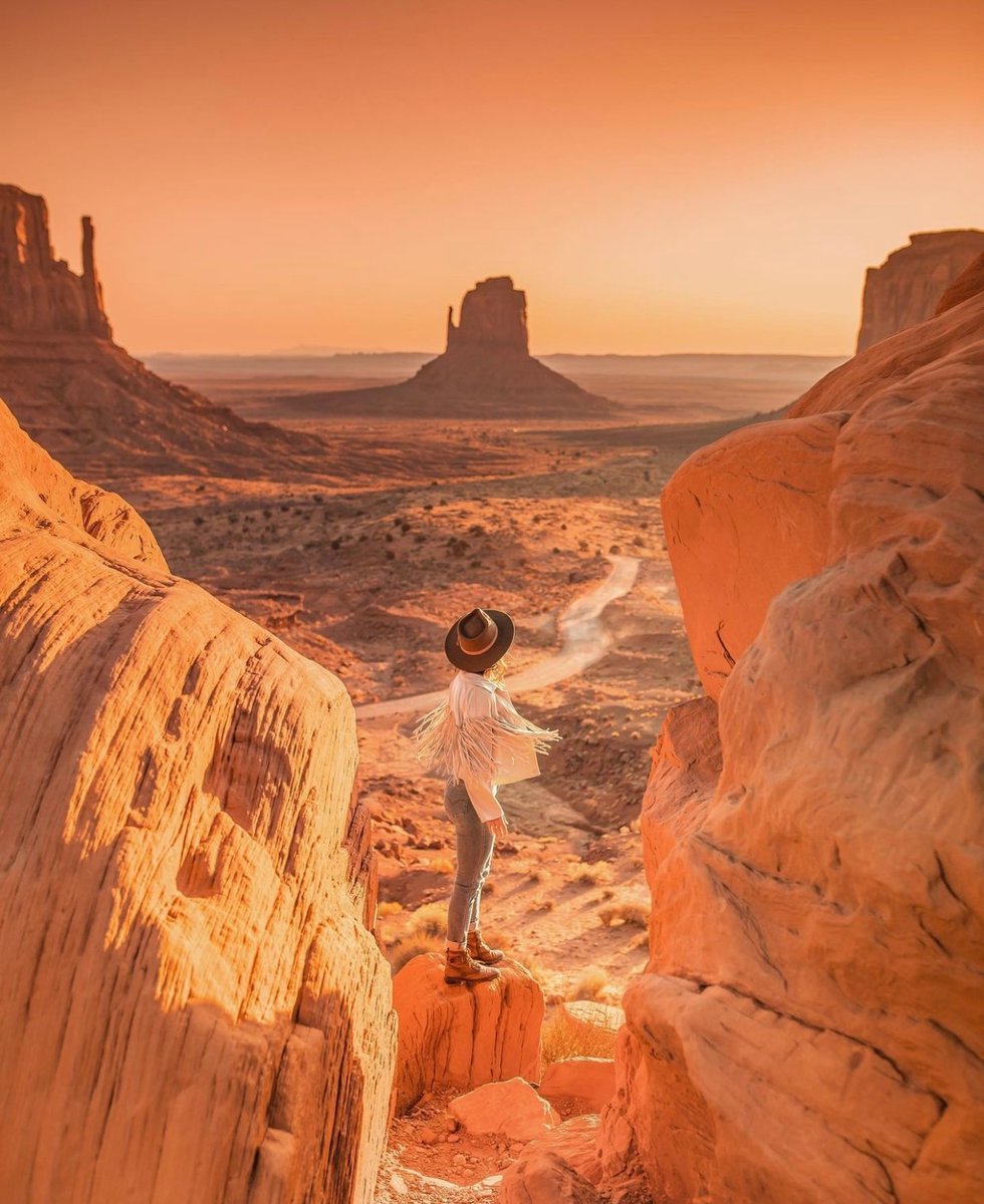 Experience unforgettable views in Monument Valley!

Would you travel here? Tell us in the comments!  

Photo - @kasia_traveltheworld

#dametraveler #mytinyatlas #exploringtheglobe