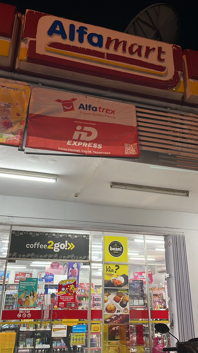 Ranareyss's tweet photo. Nih uda 2x belanja di alfamart tenggulunan Sidoarjo, kasirnya yg lakik rambut keriting rada mohak, selalu menolak pembayaran pake shopeepay dg alesan barcode beda. Uda gitu ngasirnya sewot, nyuruh bayar tunai, ga dikasih struk pula. @alfamart https://t.co/WpcFTMAwmJ