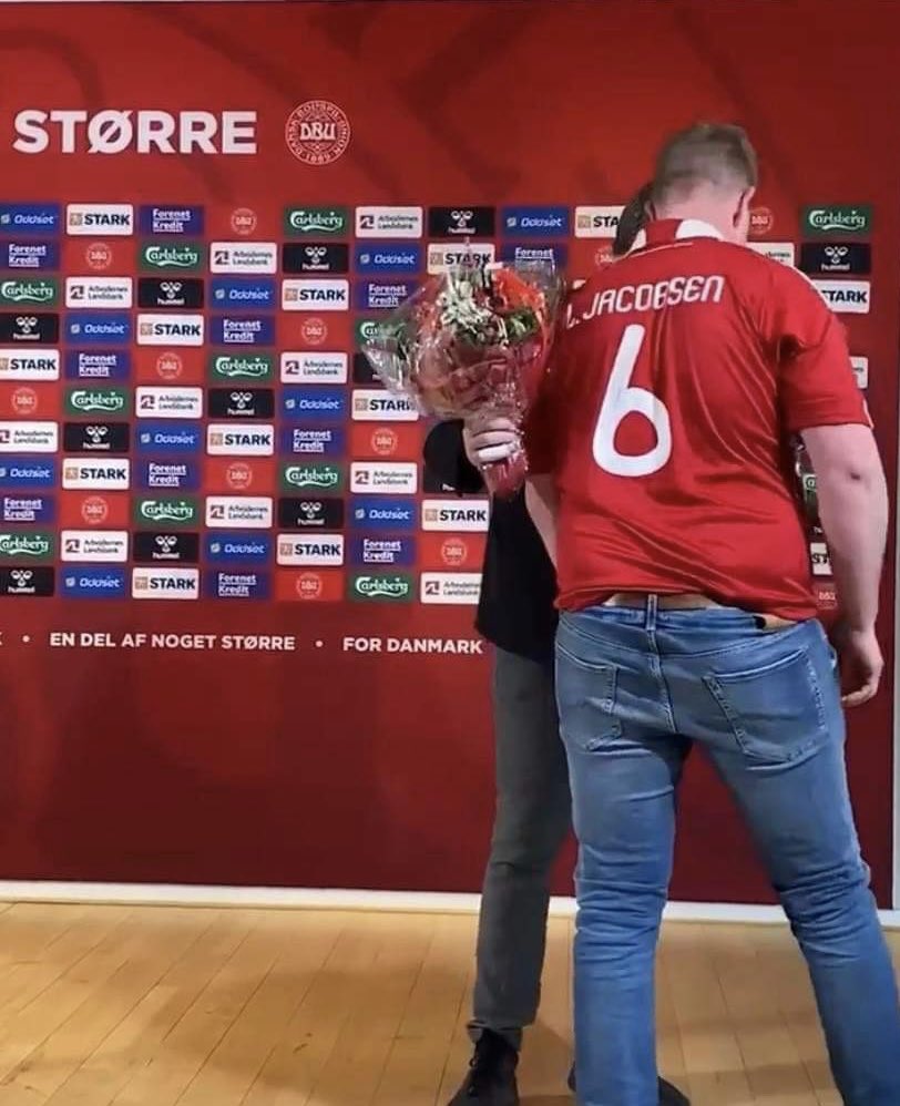 Hjulmand blev årets træner for tredje gang. Men dagens detalje er helt klart trøjevalget på den fitte fan, der overrakte prisen. Fylder den bedre ud end den oprindelige ejermand gjorde😍💪👌 #LytTilLars