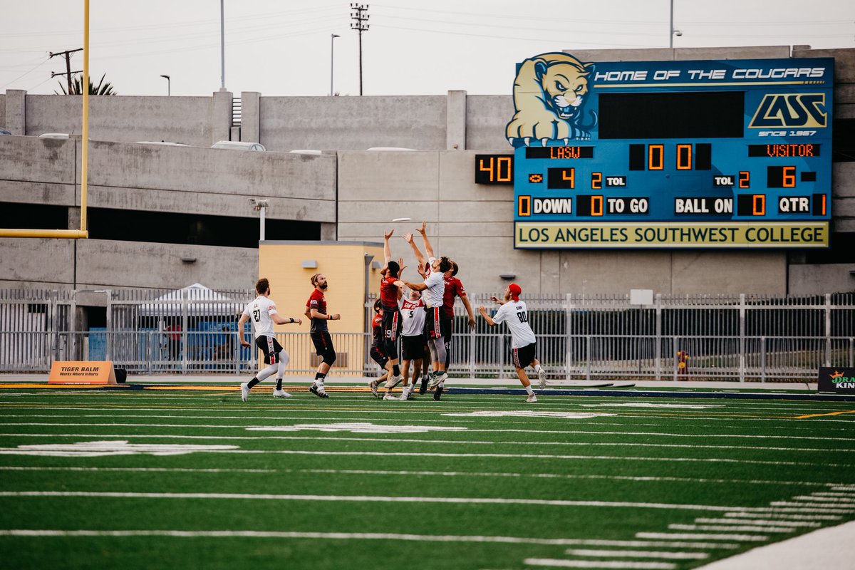 laaviators's tweet photo. In LA we love an end of quarter dog pile ✈️
#LAAviators #AviatorsTakeFlight #UltimateFrisbee #LASports #ProLA #AUDL #GRIIT https://t.co/uVsodaqkE0