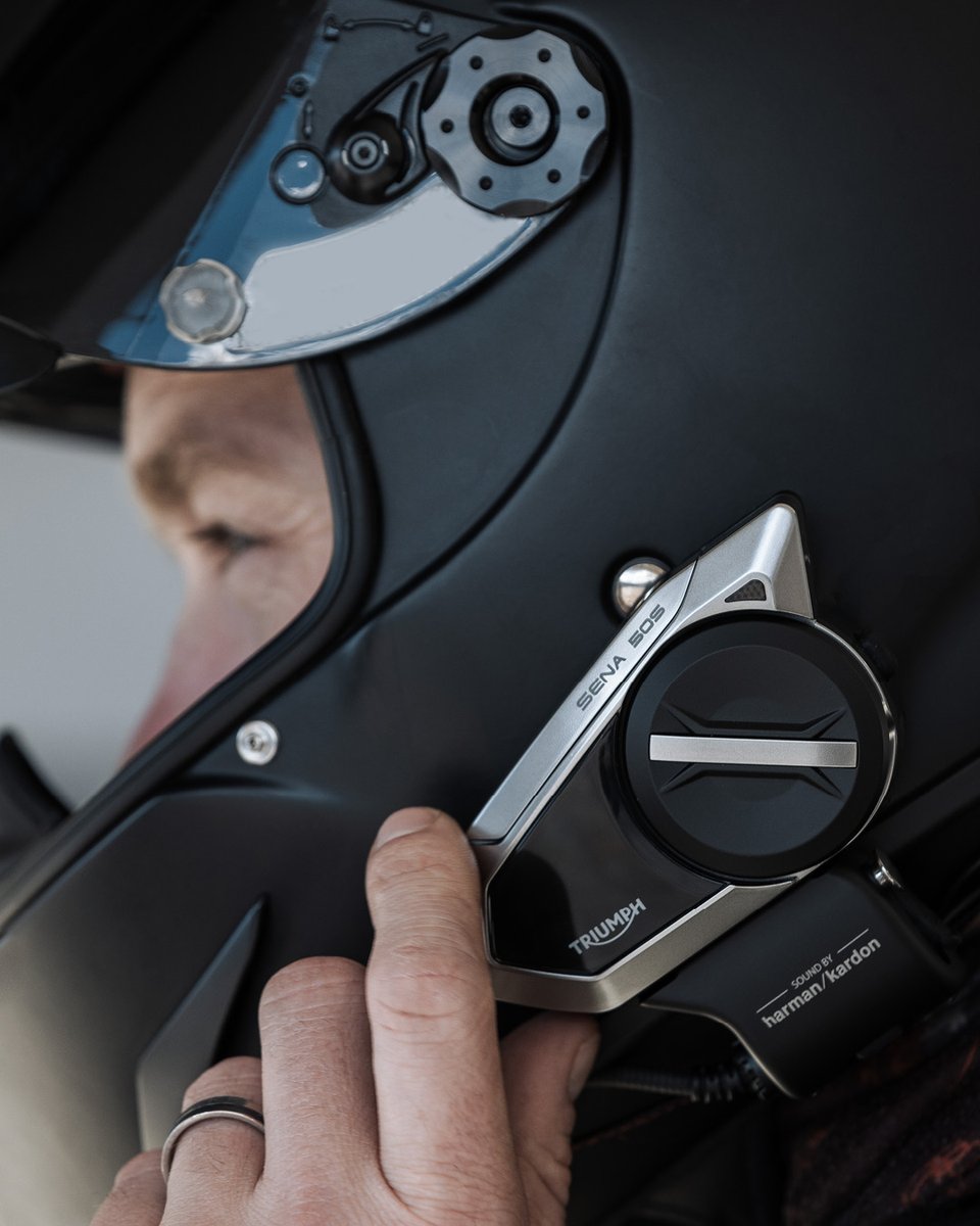 OfficialTriumph's tweet photo. The Triumph Sena 50S offers an all-new experience of connectivity, now with sound by Harman Kardon.

Discover more: https://t.co/1RXnxGU3HK

#ForTheRide #OfficialTriumph #RideConnected https://t.co/OEhQXWSmQC