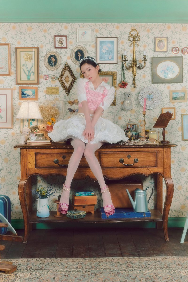 bjhirene's tweet photo. Her eyes glances the footlights gleam like when she used to lost inside a vivid dream. Up and down, round and round, like daisies covering the ground. https://t.co/Ue3n3ildx0