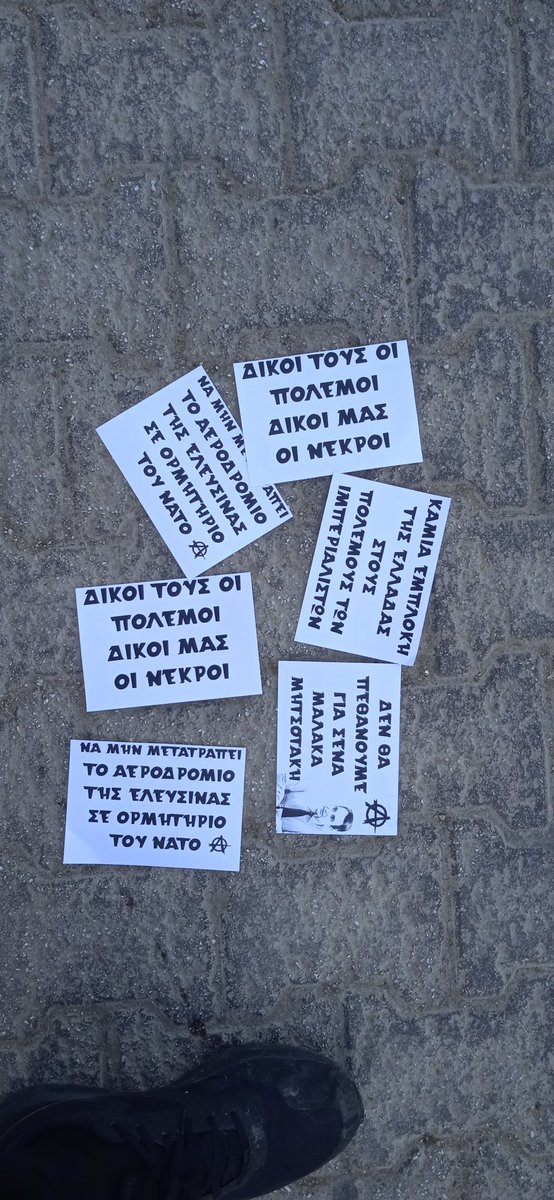 AntifaCoast's tweet photo. Αντιπολεμική παρέμβαση με τρικάκια στον πεζόδρομο Ελευσίνας.
Δεν θα γίνουμε κρέας για τα κανόνια των ιμπεριαλιστών 
Ούτε με τον Πούτιν, ούτε με το ΝΑΤΟ! https://t.co/DrTWSjS5qI