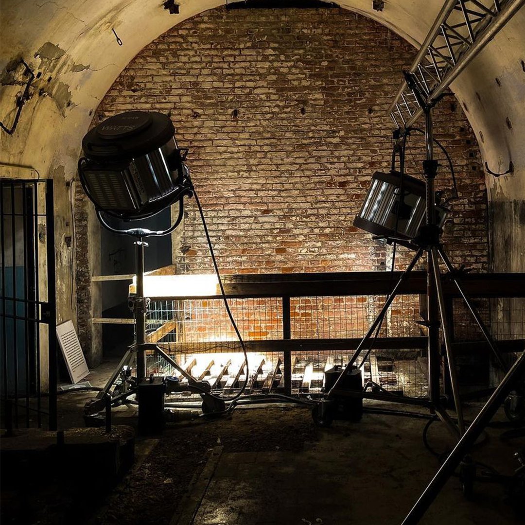 filmgearusainc's tweet photo. @tomvandenabbeelegaffer of @wattsbvba recreates sunlight peeking through the gaps of a wood grating from above the set of Mauvaise Pioche with the defined beams from two FilmGear® 12/10kW Tungsten Power Beams!
#filmgearusa #setlife #powerbeam #beamprojector #tungsten https://t.co/hHBJOawYuJ