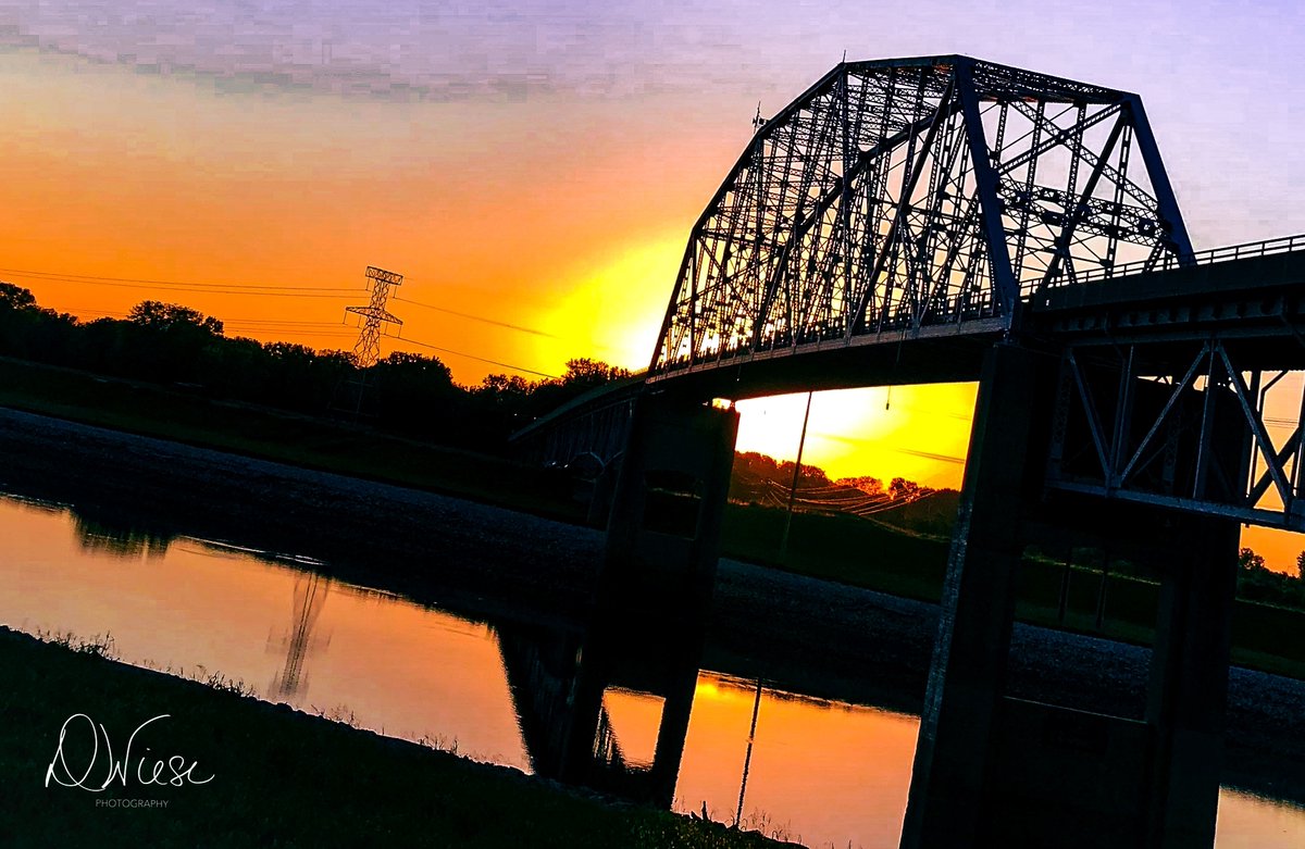 denisew428's tweet photo. Chain of Rocks Bridge at Sunset https://t.co/A1fiW14QUq 
#thisspringbuyart #chainofrocksbridge #sunset #fineartamerica https://t.co/Ki8HeEG9l4