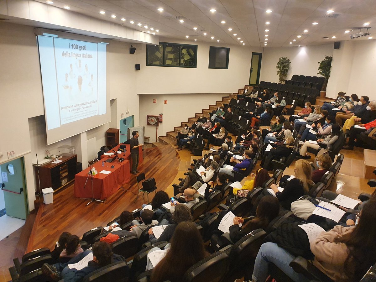 Ieri grande evento alla scuola con il seminario sui gesti de Simone Negrin che, come al solito, è stato semplicemente FANTASTICO!!!Grazie, Simone <a href="/eoi_pontevedra/">EOI Pontevedra</a> <a href="/simonegrin/">simone negrin</a> <a href="/MeryFer23/">Maria Fernández</a> <a href="/CAFIgalicia/">CAFI</a>