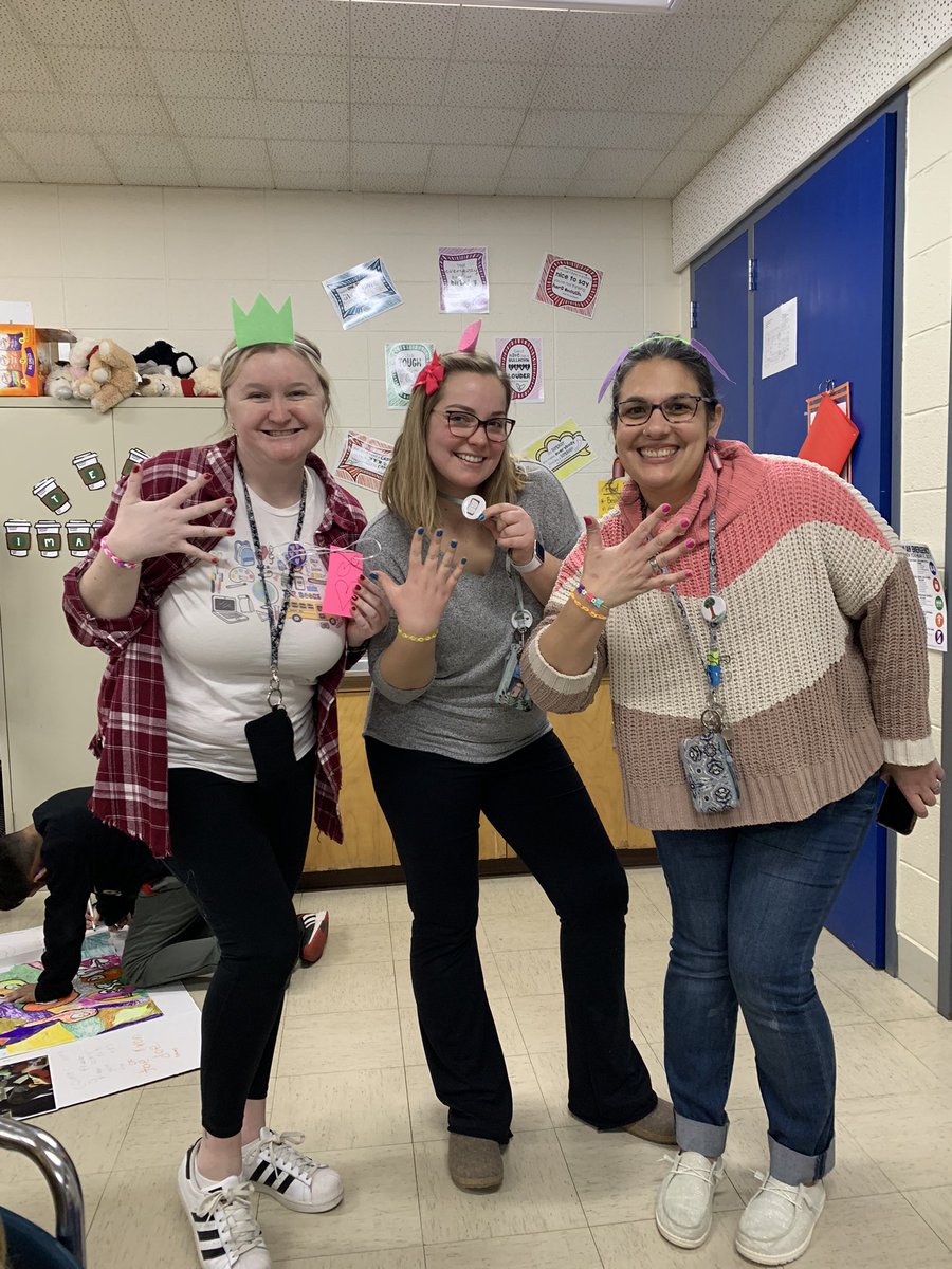 MissMondayTeach's tweet photo. We are walking advertisements for our market!!! Hair salon, nail salon, headbands, buttons, bracelets, bookmarks, and so much more! https://t.co/z2KoTvkcUZ