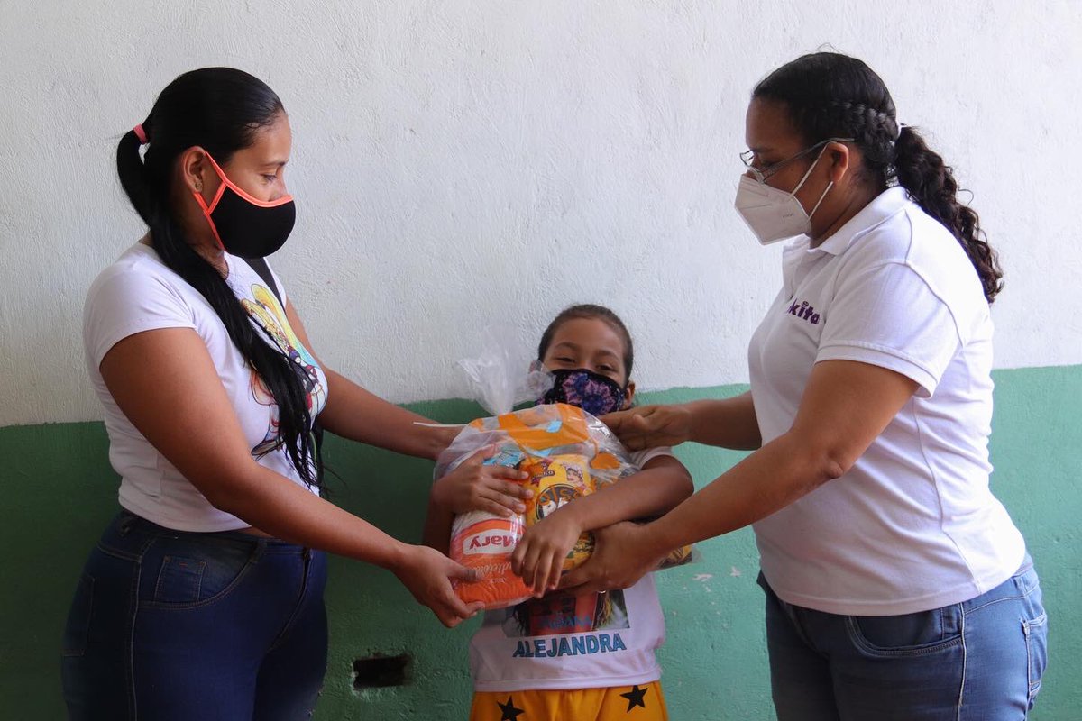 Bokitasorg's tweet photo. Gracias a nuestros aliados World Central Kitchen @wckitchen que contribuyen con las familias que sufren inseguridad alimentaria. 🙌🏼

Además de las sopas diarias que distribuimos, también nos han apoyando con bolsas de alimentos de la cesta básica. 💜 https://t.co/ASTyHvsb8l