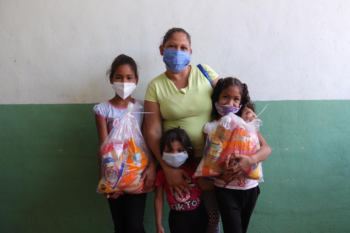 Bokitasorg's tweet photo. Gracias a nuestros aliados World Central Kitchen @wckitchen que contribuyen con las familias que sufren inseguridad alimentaria. 🙌🏼

Además de las sopas diarias que distribuimos, también nos han apoyando con bolsas de alimentos de la cesta básica. 💜 https://t.co/ASTyHvsb8l