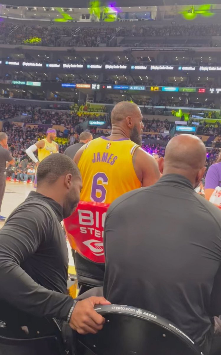 BoydClewis's tweet photo. Sitting behind @KingJames last night was epic! #Lakers #LakeShow https://t.co/Niskg8L6LB