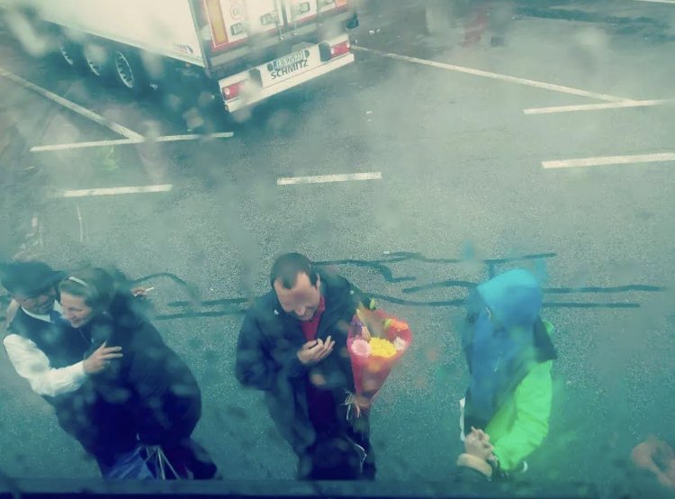 ¿Cuál sería el viaje de tu vida? 
Por Manu Pérez @Man Pérez 
#refugiados #refugees #empatia #empathy #seguimosremando @rowingtogetherong                      👉🏻facebook.com/15433114726359… 📷Encuentro familiar.
Parada: Barcelona. 
"Viaje Polonia - España"