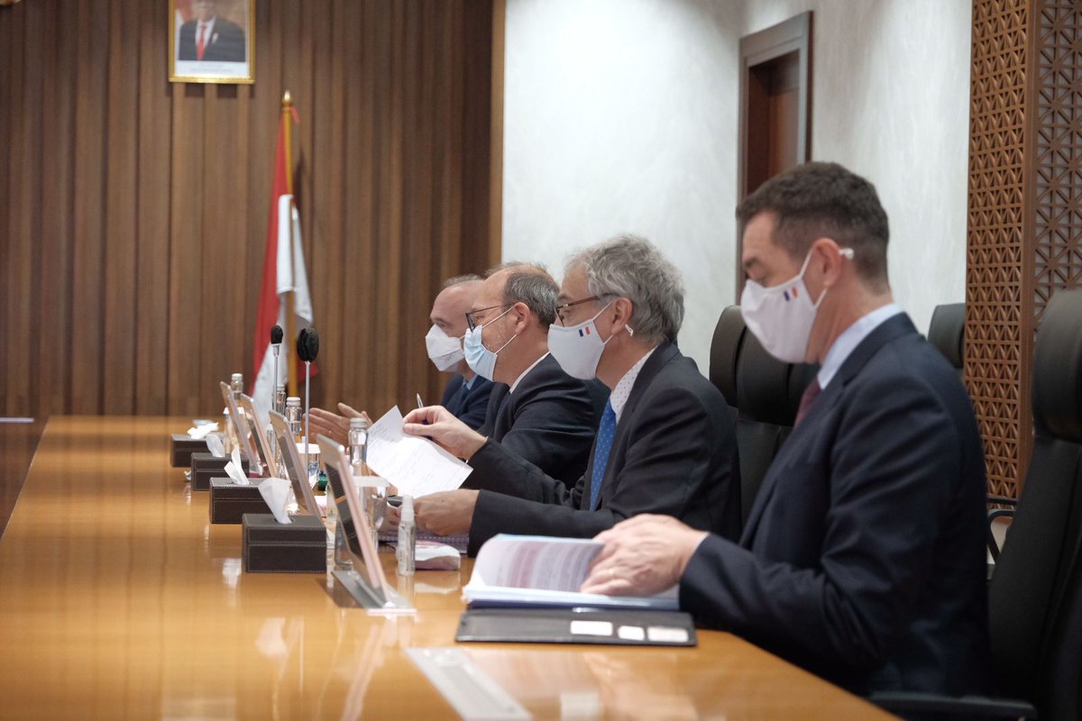 AFD_France's tweet photo. Visite en #Indonésie de @RiouxRemy : nous renouvelons nos engagements en faveur de la #transitionénergétique, la gestion durable des #océans et la #financedurable. #ASEAN
✍️2 accords signés avec la banque #PTSMI et la société nationale d'#électricité PLN
➡️https://t.co/t8zBpr2wXv https://t.co/4tHI7Y3QAz