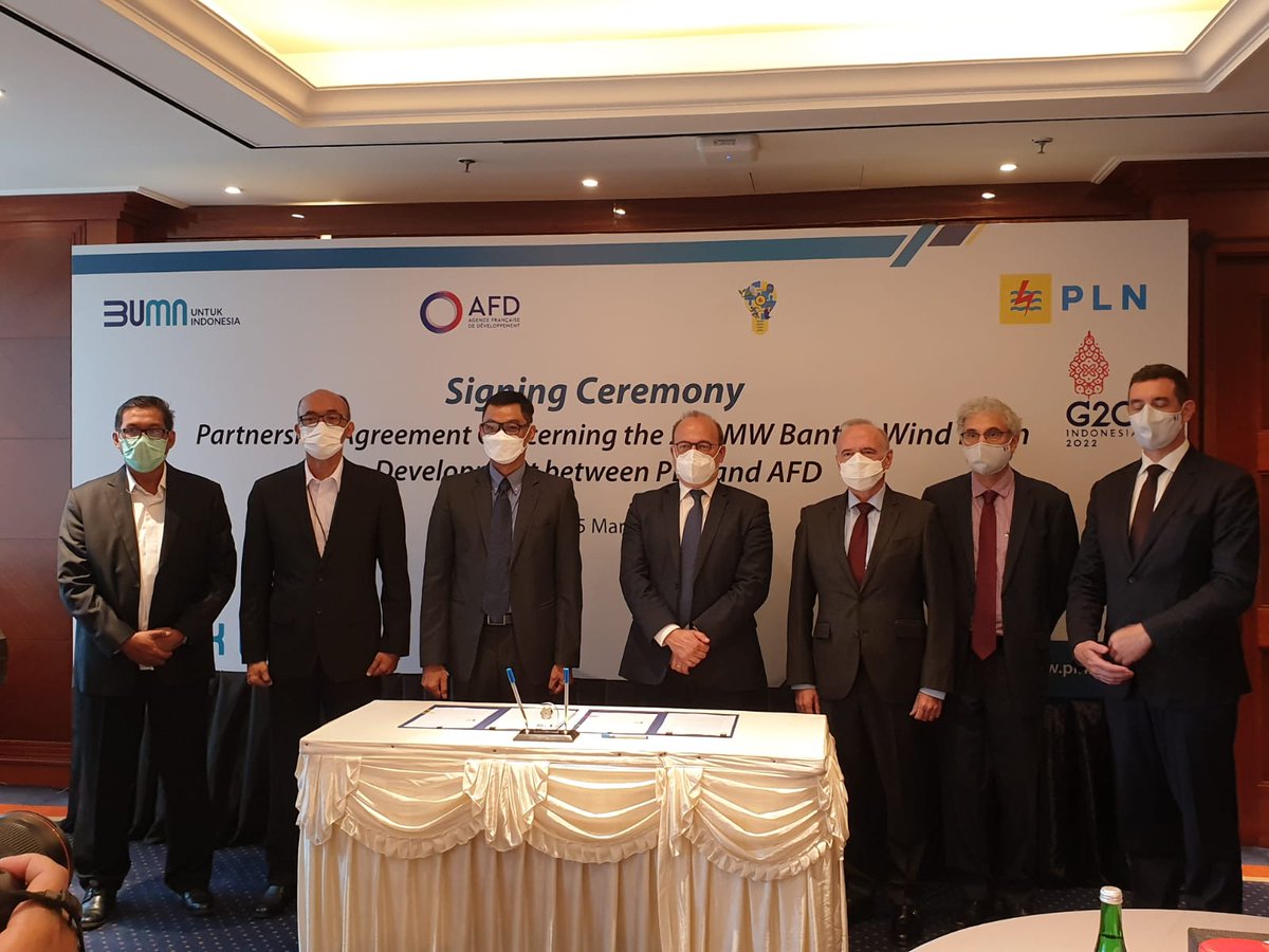 AFD_France's tweet photo. Visite en #Indonésie de @RiouxRemy : nous renouvelons nos engagements en faveur de la #transitionénergétique, la gestion durable des #océans et la #financedurable. #ASEAN
✍️2 accords signés avec la banque #PTSMI et la société nationale d'#électricité PLN
➡️https://t.co/t8zBpr2wXv https://t.co/4tHI7Y3QAz