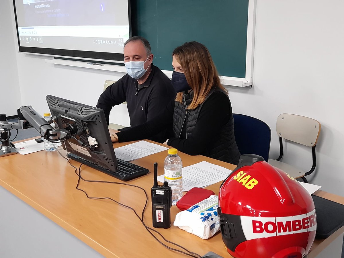 UJIuniversitat's tweet photo. Manolo Nicolás y Amanda Vilar del Servicio de Información del Consorcio Provincial de Bomberos de Castellón (@BombersDipcas) han impartido un seminario al estudiantado de 4º curso de #PeriodismoUJI. https://t.co/98orDxUrFz