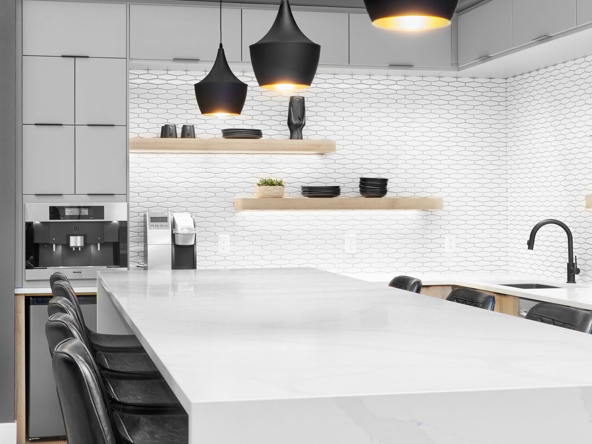 This kitchen received so much love, we had to show it again! (We can also confirm that the built-in espresso machine makes the perfect cup 👌)