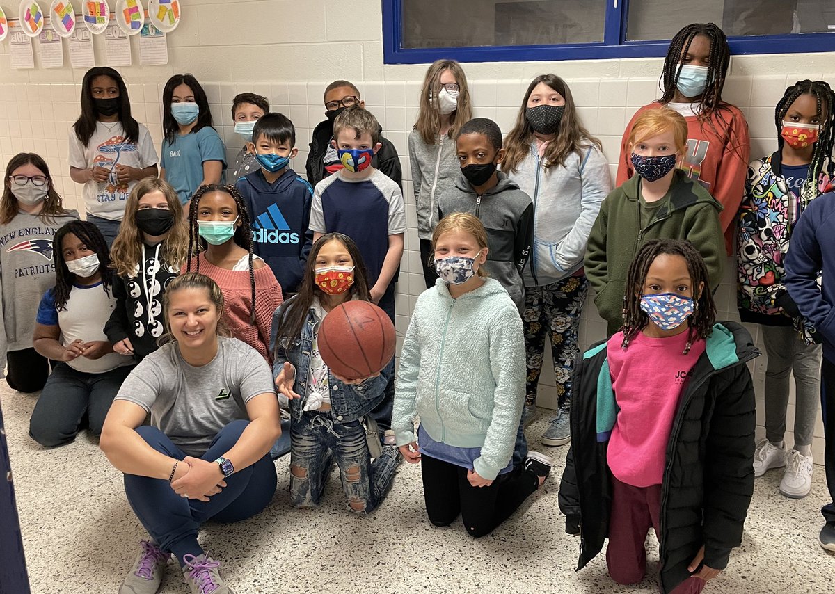 SparrowRoadInt1's tweet photo. Congratulations to Ms. Brennan-Webb and Mrs.Boerboom’s classes! They earned the Basketball of the week for 4th and 5th grade! #bebraveSRI #PEwithMrsBriggs @cpschoolsva https://t.co/aeOEyPjcov