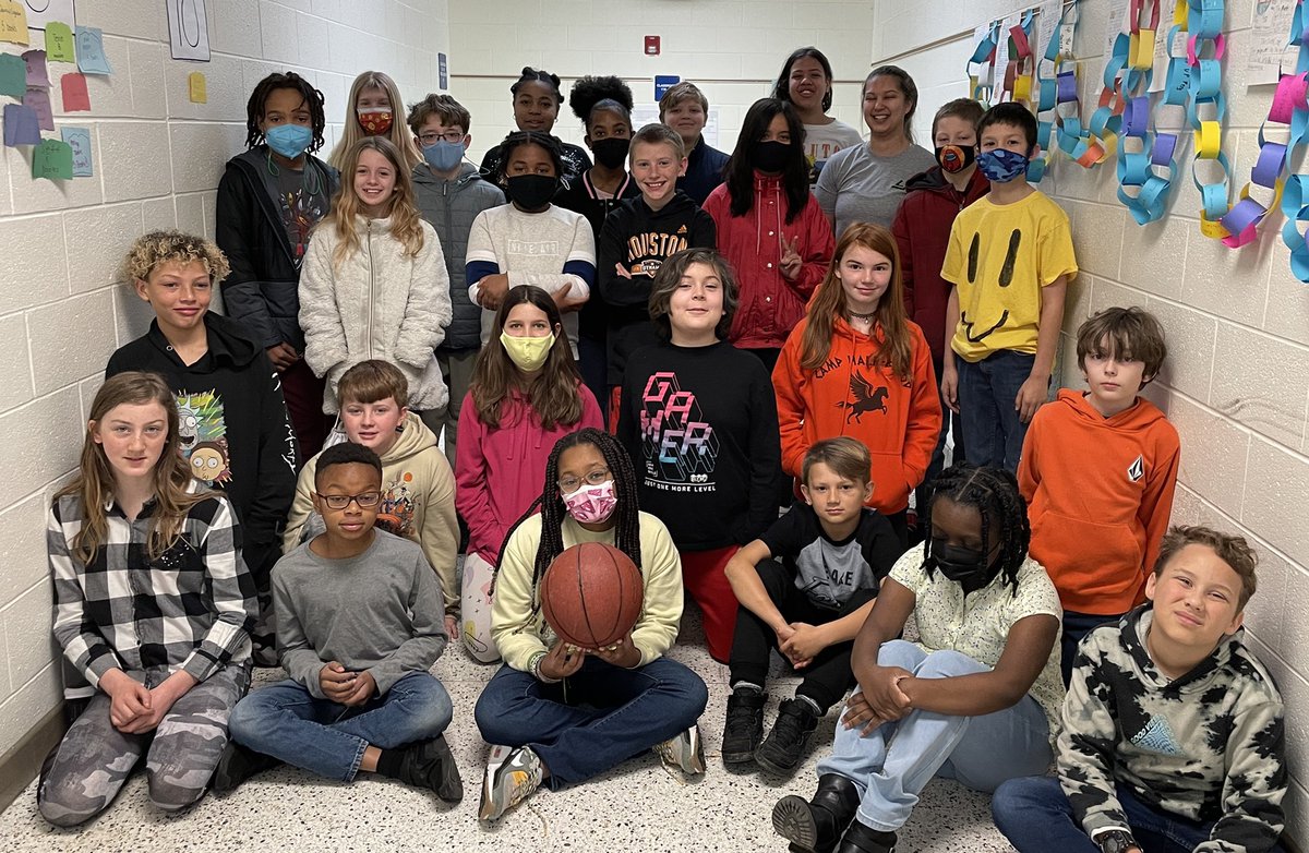 SparrowRoadInt1's tweet photo. Congratulations to Ms. Brennan-Webb and Mrs.Boerboom’s classes! They earned the Basketball of the week for 4th and 5th grade! #bebraveSRI #PEwithMrsBriggs @cpschoolsva https://t.co/aeOEyPjcov