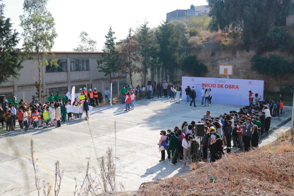 GobCoacalco2022's tweet image. Para brindarles unas instalaciones de mejor calidad a los estudiantes📒🖍, personal de Obras Públicas inició trabajos de colocación de arcotecho en la Escuela Primaria Vicente Suárez ubicada en Lomas de Coacalco.🚧