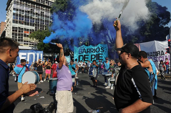 HumbertoTumini's tweet photo. Por si el gobierno quiere saber porque las organizaciones sociales acampan hoy frente a Desarrollo Social. Inflación de febrero: 4,7%, los alimentos 7,5%. En Córdoba aumentaron en dos años el 270% las familias que no llegan a la canasta básica. Por eso están allí. Son los pobres. https://t.co/PKj9WSyRw2