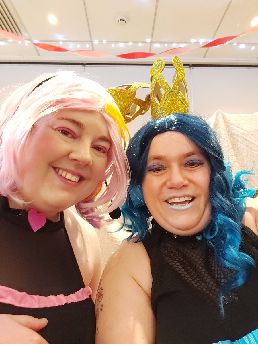 DuskDawning's tweet photo. Sharing a pic of me and my wonderful friend @MangaGirl232 in our Game Gyaru cosplays. We snapped this before going out on the Minamicon masquerade! The overall amount of love we have received has been overwhelming lovely, so thank you so much! #cosplay #gamegrumps #gamegyuru https://t.co/XATvySxR3b