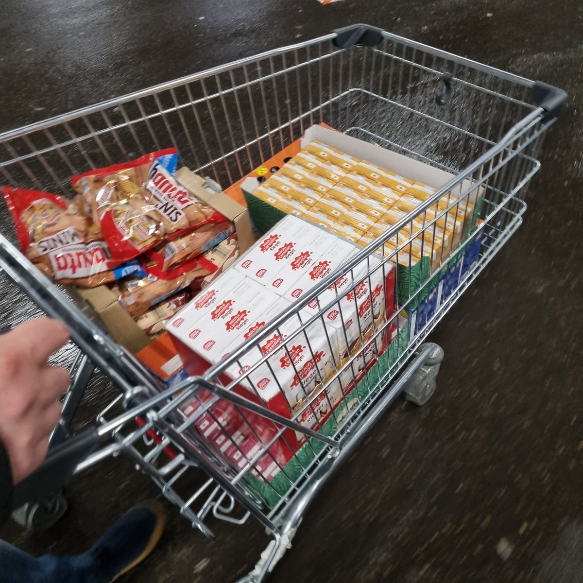 mjsocmed's tweet photo. Gerade für die Geflüchteten, die am Stuttgarter Hbf angekommen sind, ein paar Snacks gekauft. Fühlt sich nicht gut an, die vielen Menschen zu sehen, die aus ihrer Heimat und vor Krieg fliehen mussten. #StandWithUkraine️ https://t.co/FCO0ZXqUQW