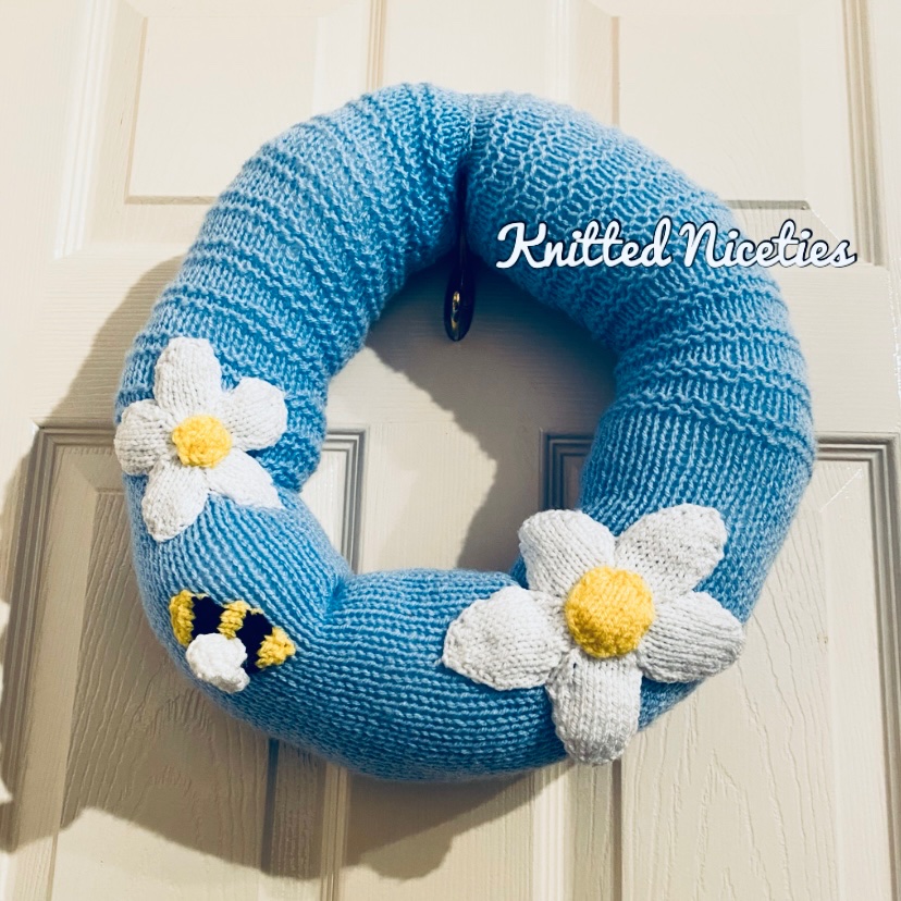 KnittedNiceties's tweet photo. Good morning #EarlyBiz 
Here is my #daisy collection... it's growing every day... I've since added a lovely indoor #wreath to it
Which item do you like? 
And.... they are all in the #sale over on my #Etsy 

https://t.co/mzB93MTFbb https://t.co/eABWHHd8Os