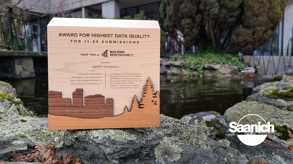 saanich's tweet photo. We just received this beautiful and sustainably sourced award for our contributions to #BuildingBenchmarkBC! The program is helping us better understand the #climate impacts of our buildings and helping #bcmuni develop effective incentive programs.

https://t.co/vtatxlYXQx https://t.co/rruAUCEIrA