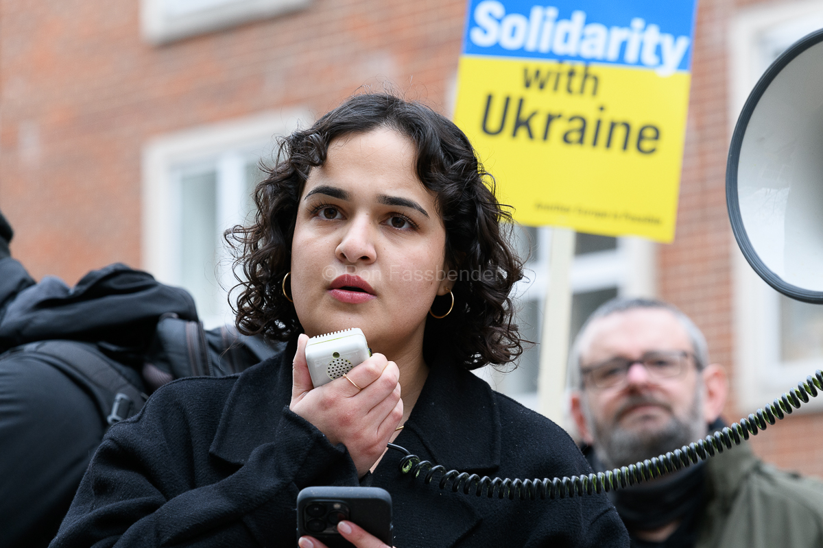 TheWeeklyBull's tweet photo. IMAGES: Open The Borders demo, Home Office, London, 15/3/22. Solidarity rally demanding #OpenBordersNow for Ukrainian refugees & all those fleeing conflict, with speakers including Labour MP Nadia Whittome. #UkraineRefugeesWelcome #AllRefugeesWelcome #StandWithUkraine https://t.co/XuIbDqGofU