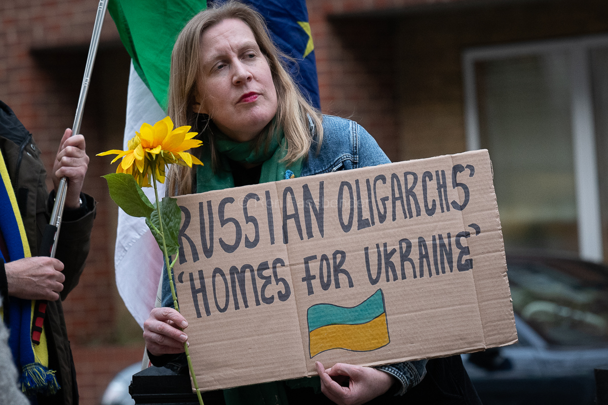 TheWeeklyBull's tweet photo. IMAGES: Open The Borders demo, Home Office, London, 15/3/22. Solidarity rally demanding #OpenBordersNow for Ukrainian refugees & all those fleeing conflict, with speakers including Labour MP Nadia Whittome. #UkraineRefugeesWelcome #AllRefugeesWelcome #StandWithUkraine https://t.co/XuIbDqGofU
