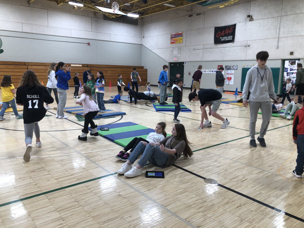 debblunk's tweet photo. Shout out to the Edgewood middle schoolers that came over and helped with our kinder and first kiddos with some fitness activities today !!!! #washingtonstem https://t.co/e7b1t9x4DW