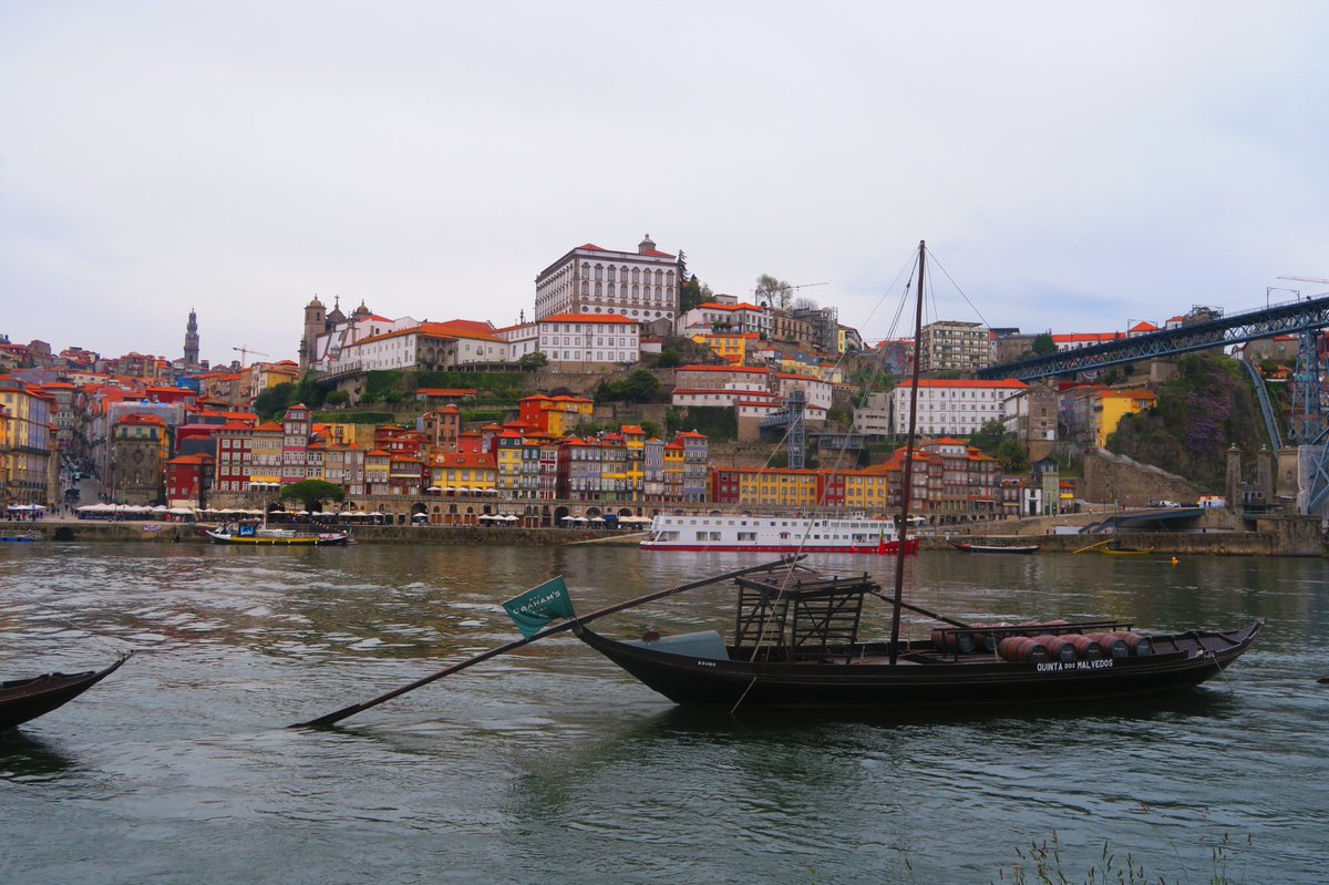 globetwitteuse's tweet photo. J2/ On a traversé le Douro pour explorer Gaia, située en face de Porto. Balade dans les rues, au bord du Douro, détails du lapin de Bordalo et fin de journée par une dégustation de Porto Calem. #Porto #Gaia 🇵🇹 https://t.co/Tp1noyKY5m