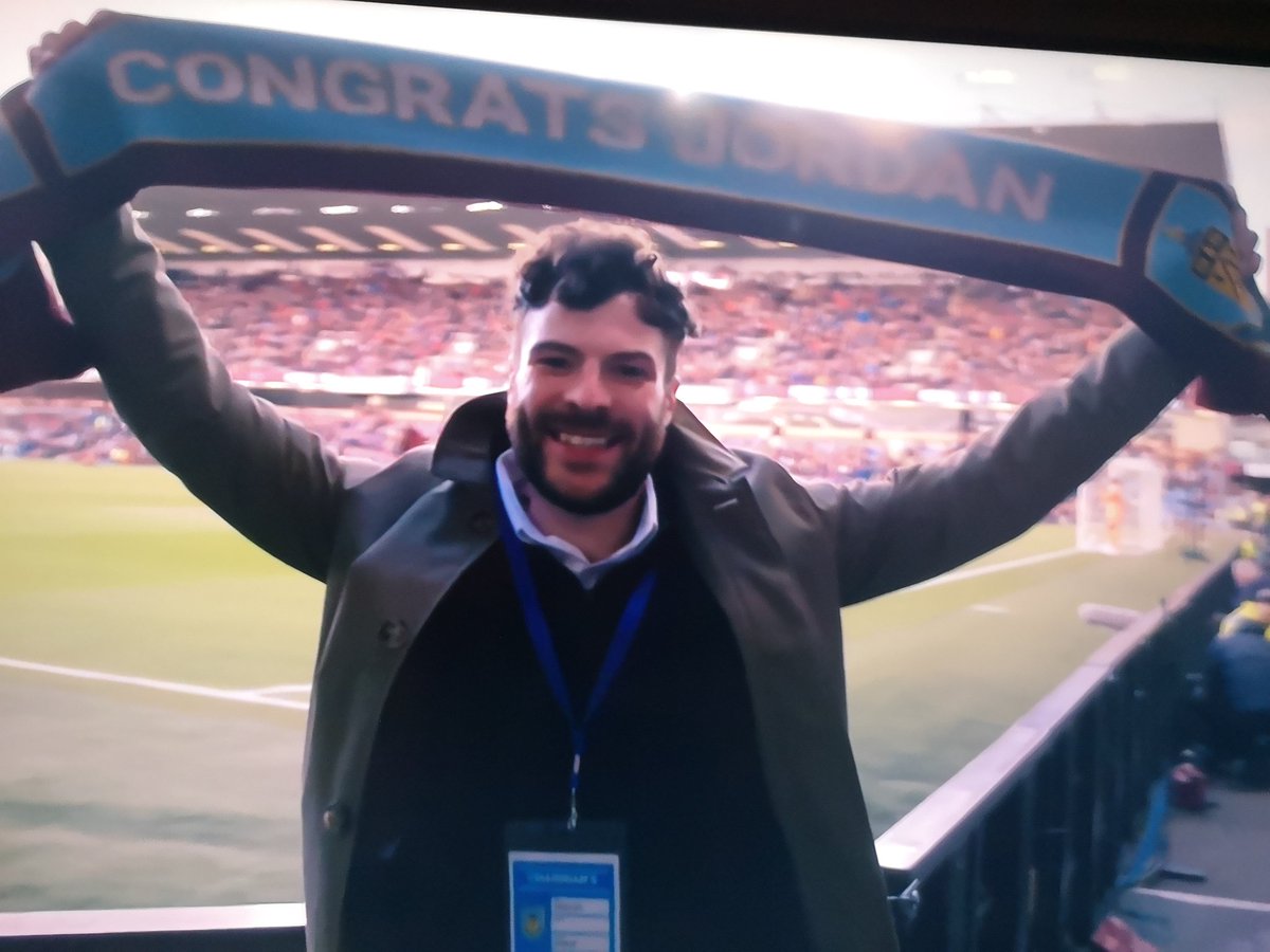codsallsi's tweet photo. Not all superheroes wear a cloak, some wear a #Burnley kit and row a 100 miles to raise money for #comicrelief from London to Burnley 

Absolutely brilliant 👏👏👏 so glad you made it to your happy place 👏👏👏
#RowingHome @jordannorth1 @VickNHope @bbcthree @BBCR1 https://t.co/s4LGU8zztM