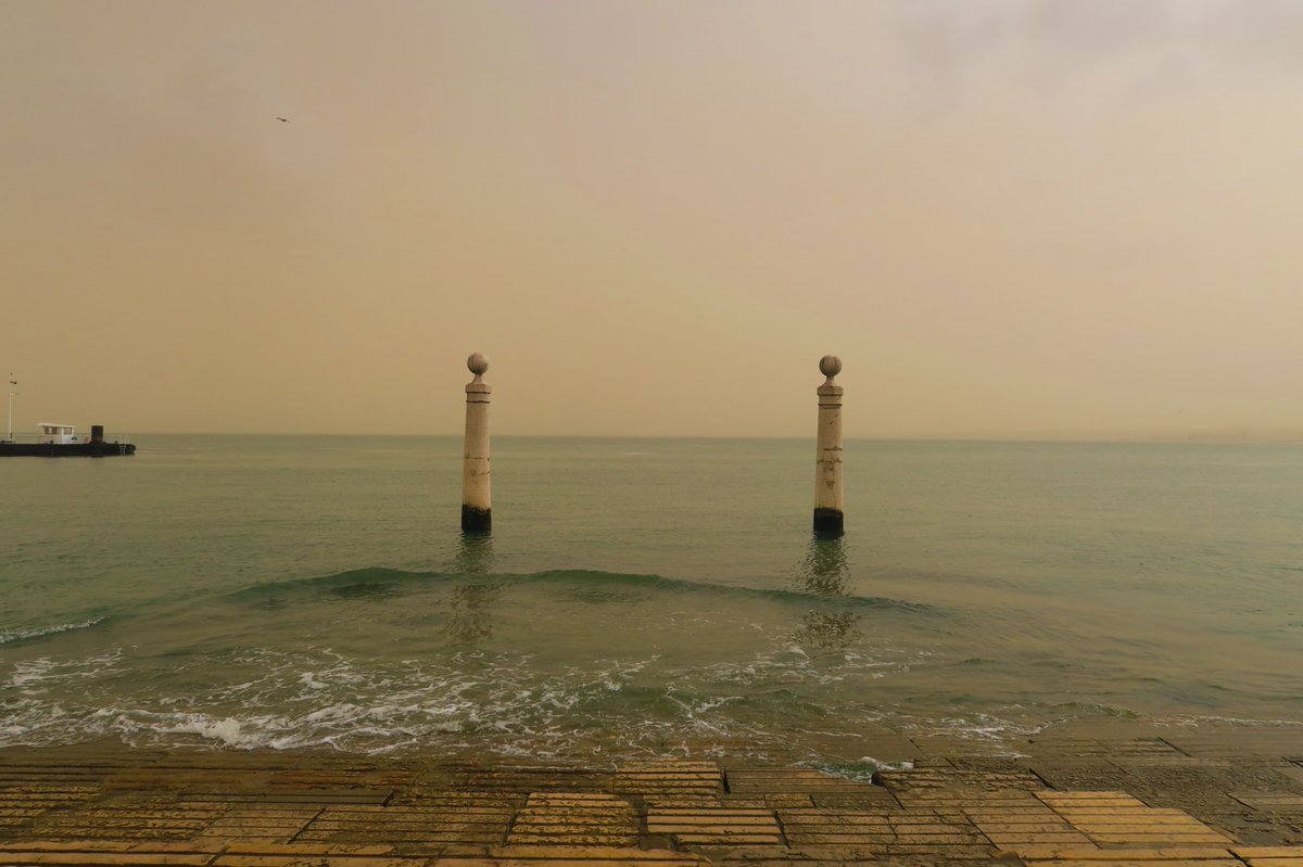 globetwitteuse's tweet photo. J3/ 3h de train et nous voilà à #Lisboa. Découverte des quartiers Alafama, Mouraira et Graça… les miradors perchés, le châteaux Sao Jorge, les « elevadore »… Lisbonne jaunit par la tempête de sable. #Portugal 🇵🇹 https://t.co/4FA0aJfekS