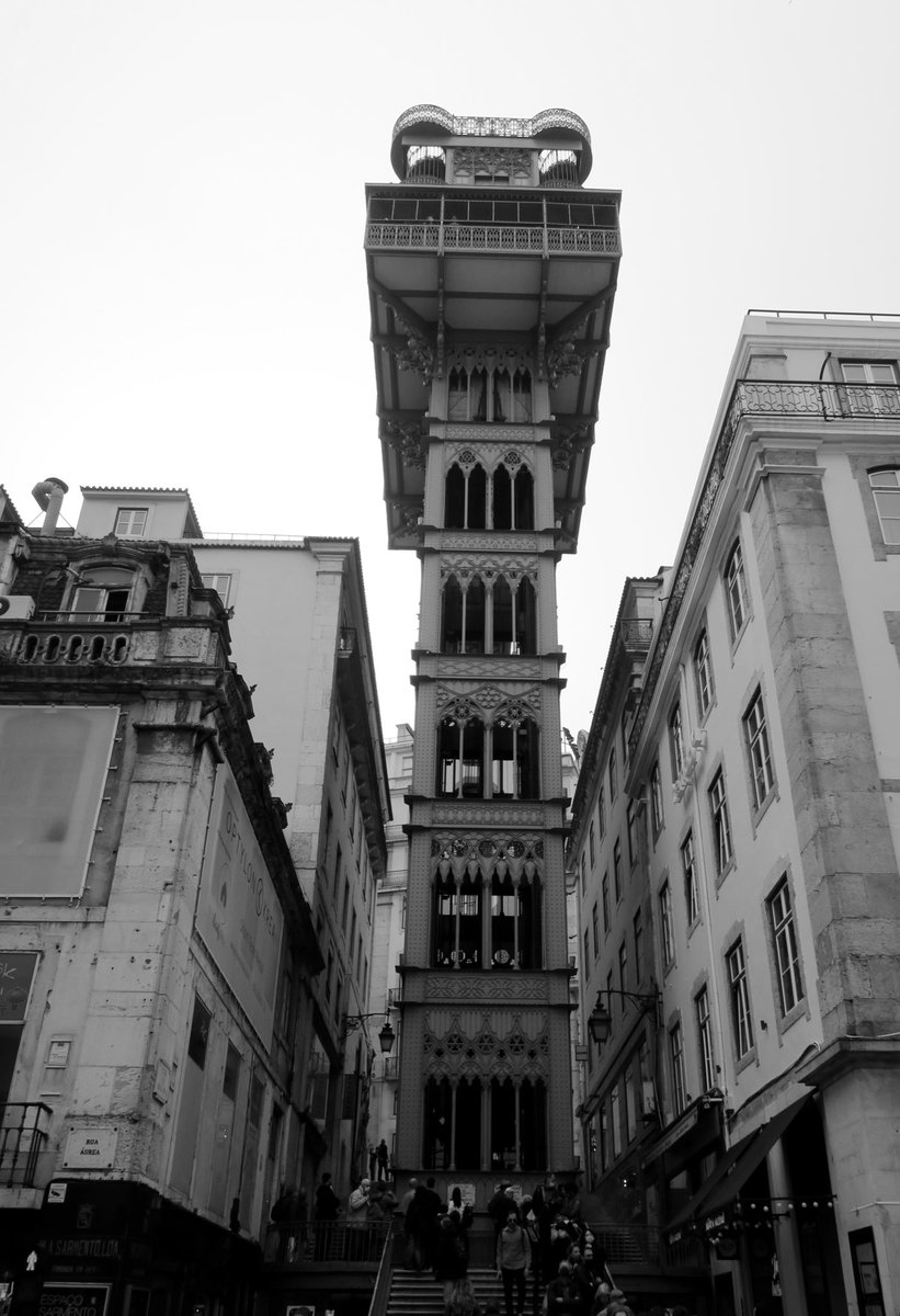 globetwitteuse's tweet photo. J3/ 3h de train et nous voilà à #Lisboa. Découverte des quartiers Alafama, Mouraira et Graça… les miradors perchés, le châteaux Sao Jorge, les « elevadore »… Lisbonne jaunit par la tempête de sable. #Portugal 🇵🇹 https://t.co/4FA0aJfekS
