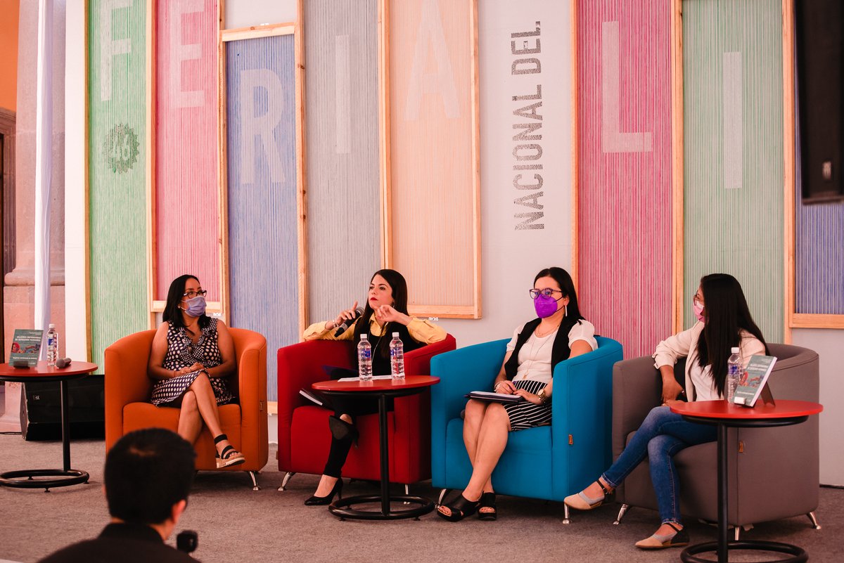 LaUASLP's tweet photo. 📚 Asimismo este martes se realizó la presentación del libro "Mujeres Defensoras de los Derechos Humanos" de Laura Saavedra y María Suhey Tristán de @PosDerechoUASLP 

#ConSelloUASLP #46FNLUASLP https://t.co/fHA3fJ0sGz