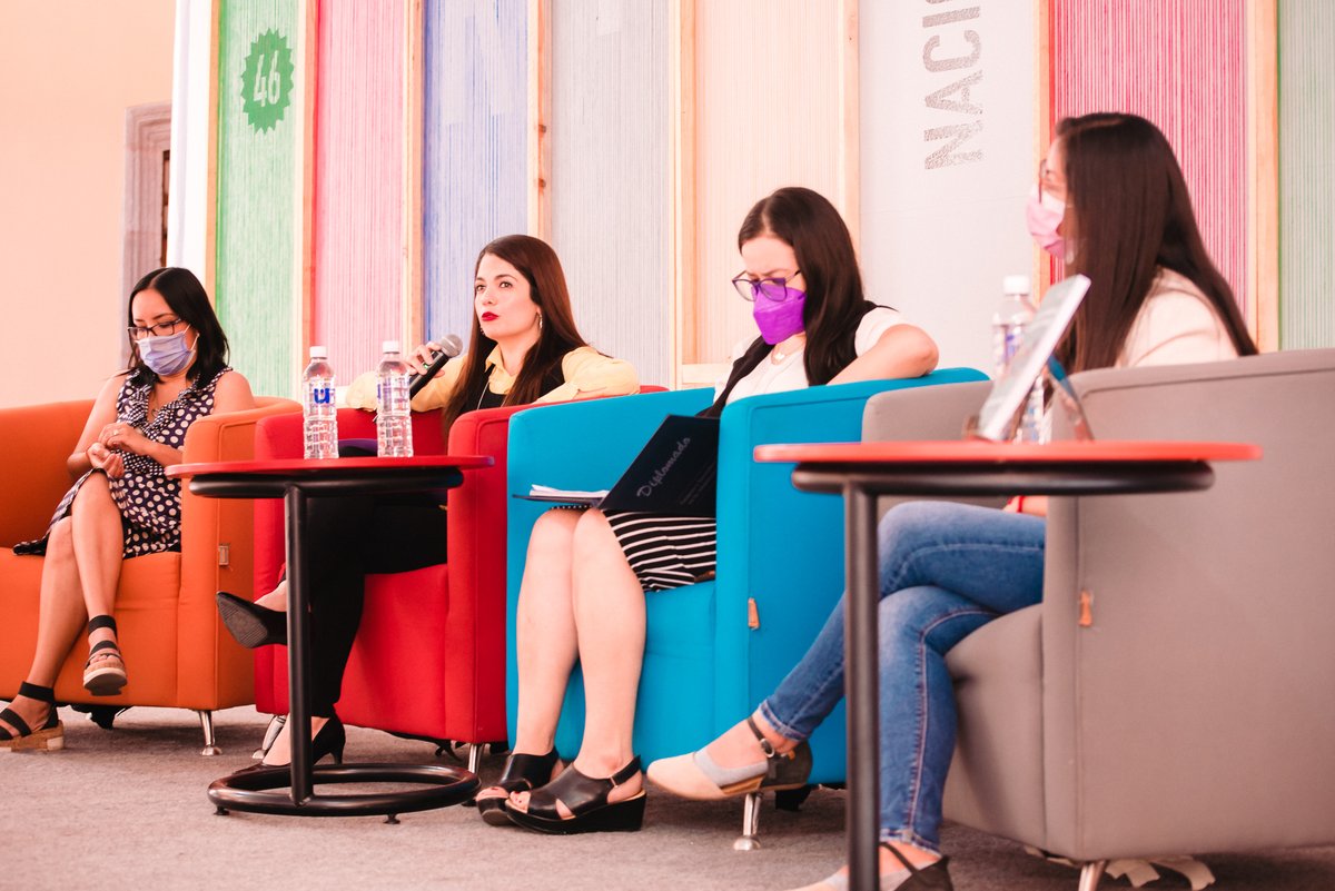 LaUASLP's tweet photo. 📚 Asimismo este martes se realizó la presentación del libro "Mujeres Defensoras de los Derechos Humanos" de Laura Saavedra y María Suhey Tristán de @PosDerechoUASLP 

#ConSelloUASLP #46FNLUASLP https://t.co/fHA3fJ0sGz