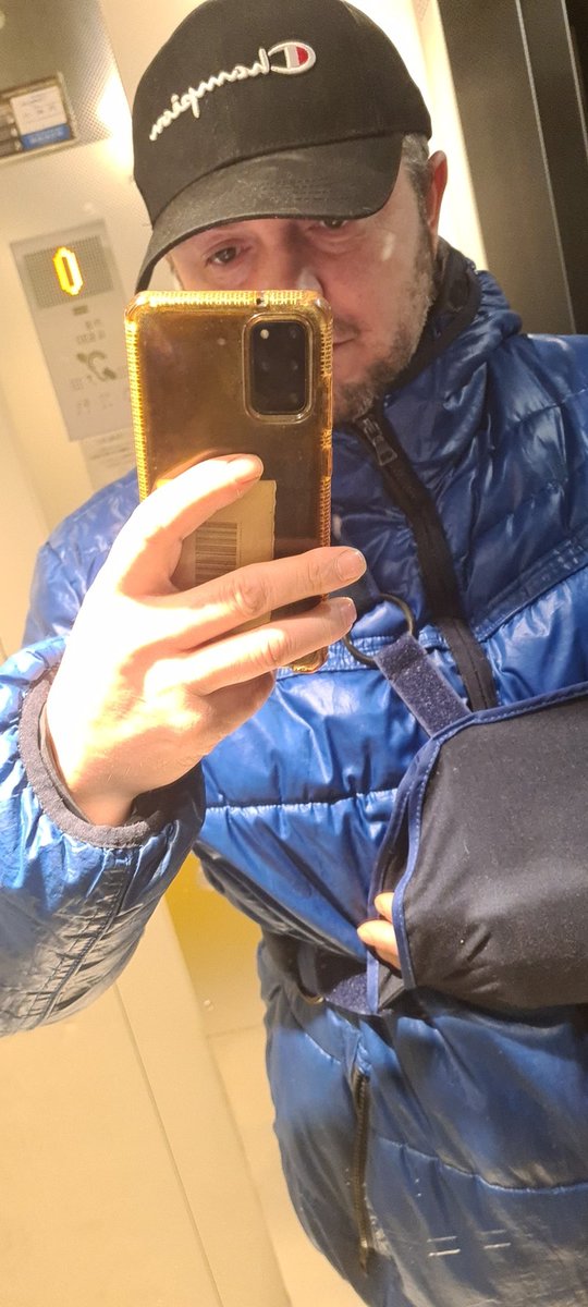 DjoudyL's tweet photo. Direction cinéma #ascenseur #selfie #clavicule https://t.co/pXVCI856eN