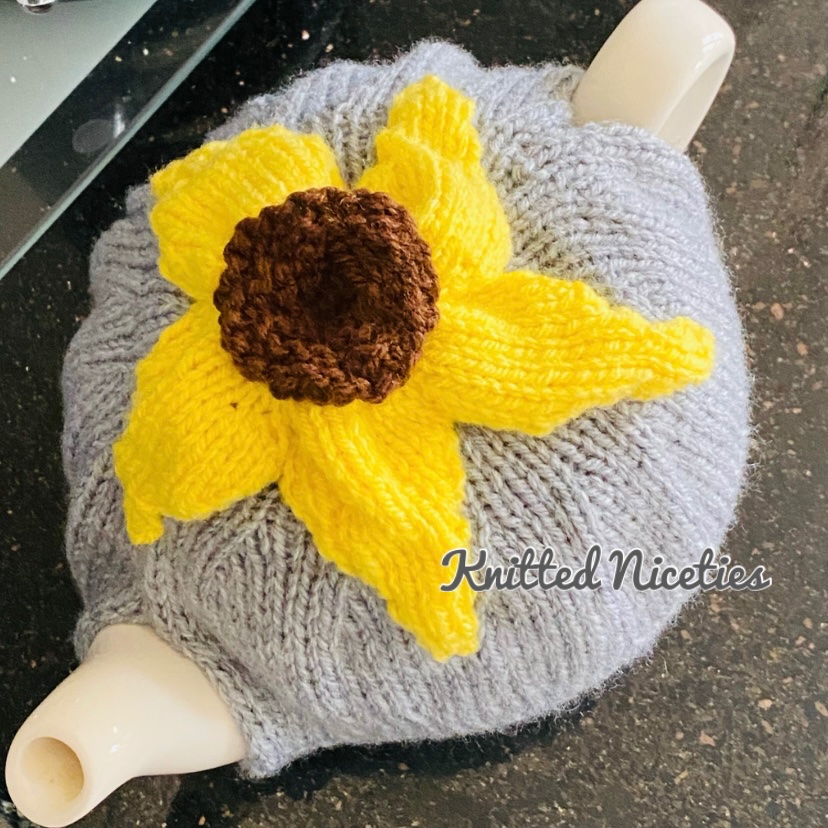 KnittedNiceties's tweet photo. Good evening everyone; this evening for #handmadehour I have a new #design of #teacosy! #sunflower is the perfect addition to the #daisy tea cosy! This would brighten up anyone's kitchen 
#knitted_niceties #homedecoration #handmade https://t.co/VA1PV29PTD
