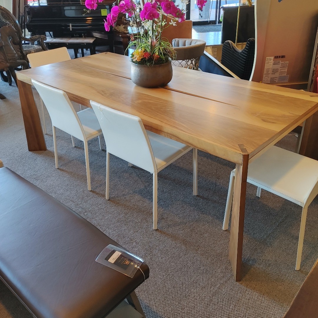 simplefindsga's tweet photo. New Arrival! This Roche Bobois Rustic dining table is beautiful.
#rochebobois #rusticdining https://t.co/QTQ1Q7tw3A