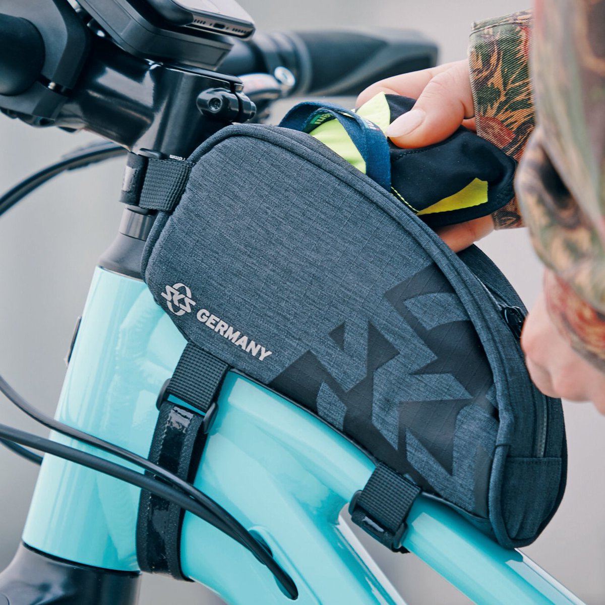 Keep your stuff dry and protected, even in the midst of spring 🌧️ with the TRAVELLER bag.

sks-us.com/products/trave…

<a href="/sks_germany/">Michael Schumacher</a> #sksgermany #madeingermany #sksfenders #rideon #sksgermany100 #nomatterwhat #bicycleaccessories #cyclingforlife