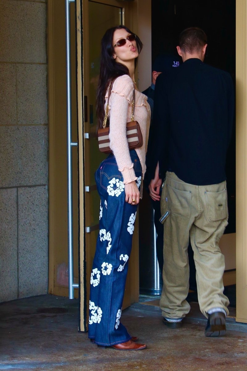 BHAmidias's tweet photo. Bella Hadid arriving at her apartment in New York City, today, March 15th.
More pictures: https://t.co/E9BkwMhHDy https://t.co/TBClNMGdmD