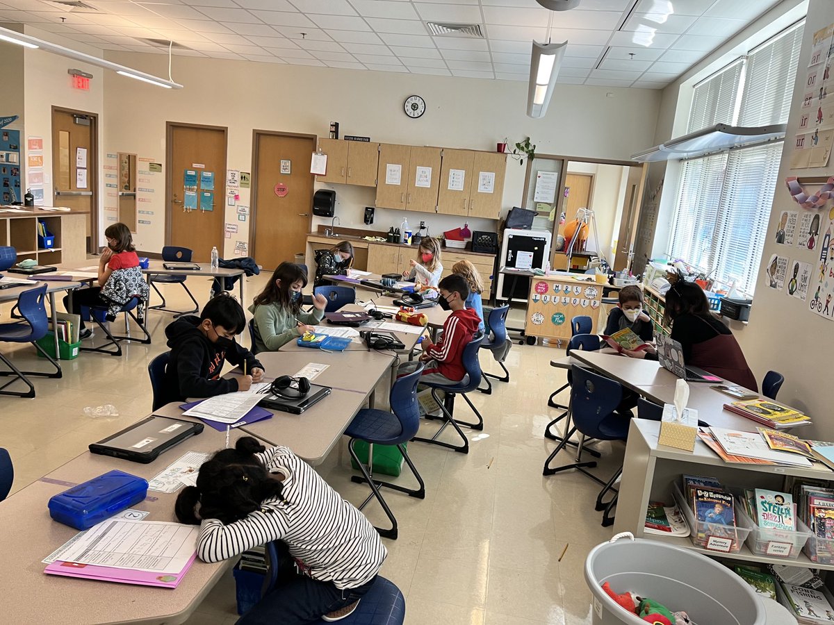 csharpless1's tweet photo. Way to engage students in the writing process ⁦@emilynchambers⁩. So proud of you. ⁦@NorthsideES⁩ is fortunate to have you serving students ⁦@APJonesNES⁩ ⁦ https://t.co/cXZXZ0bA4I