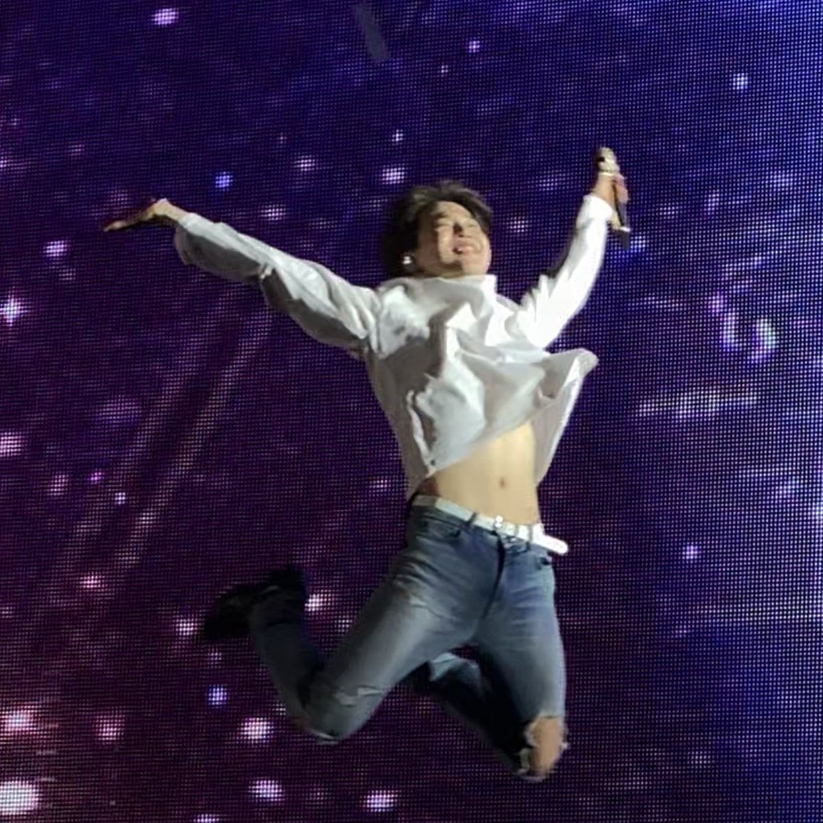 vminrisings's tweet photo. i need everyone to know that jimin flies when he’s happy https://t.co/lgA7b6Etv8